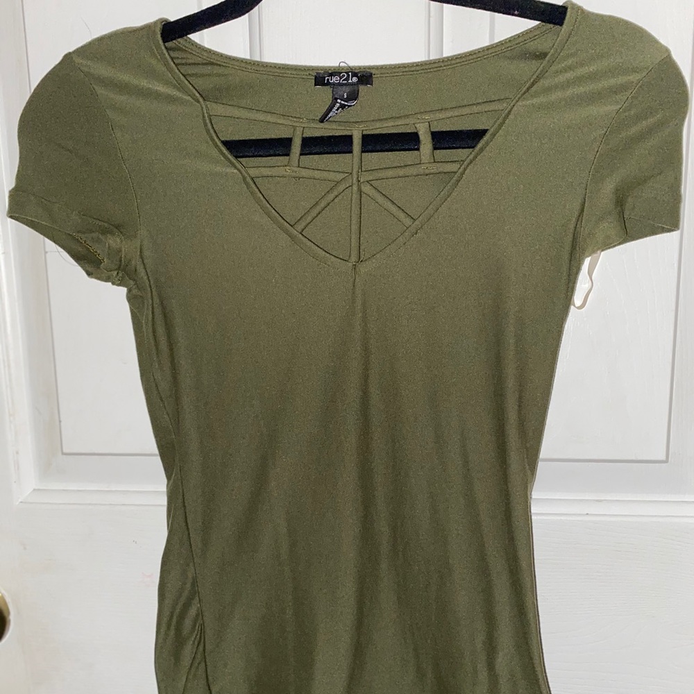 Green, fitted T-shirt